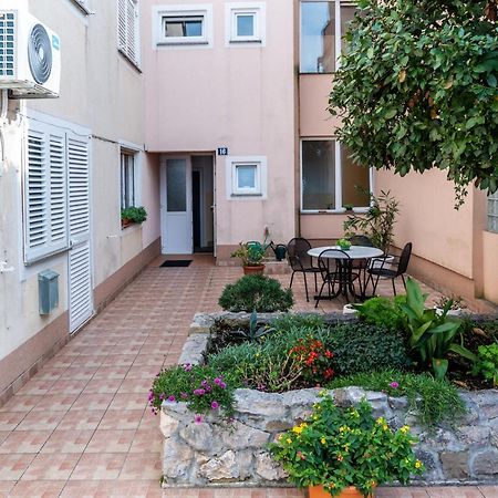 Apartment Bor - On The Beach Malinska Buitenkant foto