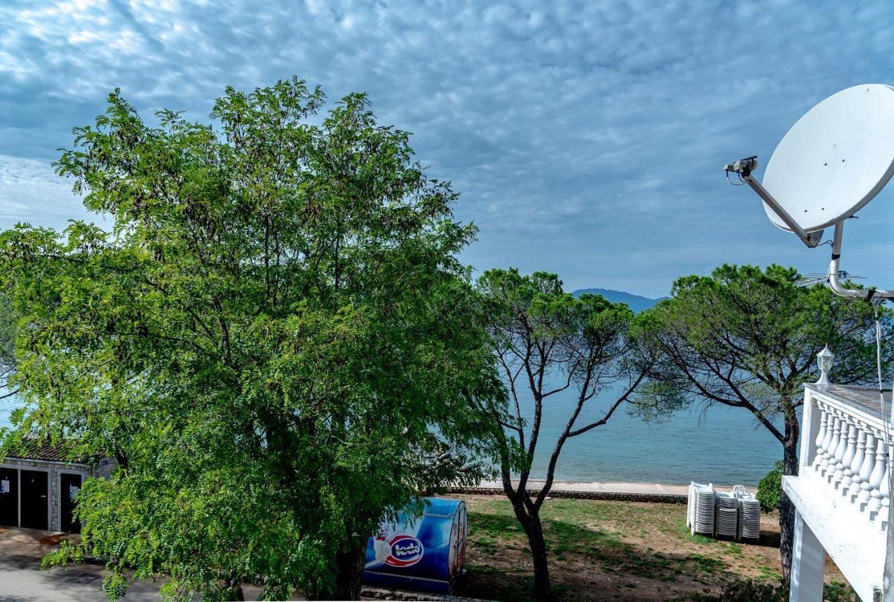 Apartment Bor - On The Beach Malinska Buitenkant foto