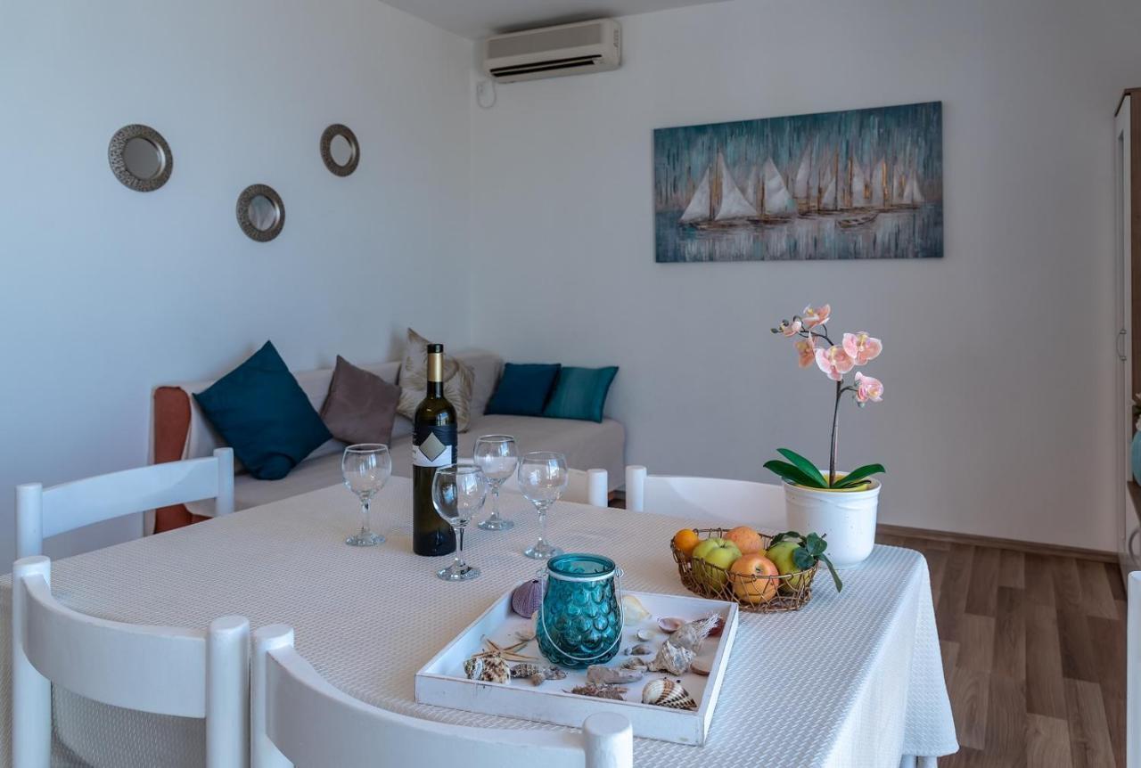 Apartment Bor - On The Beach Malinska Buitenkant foto