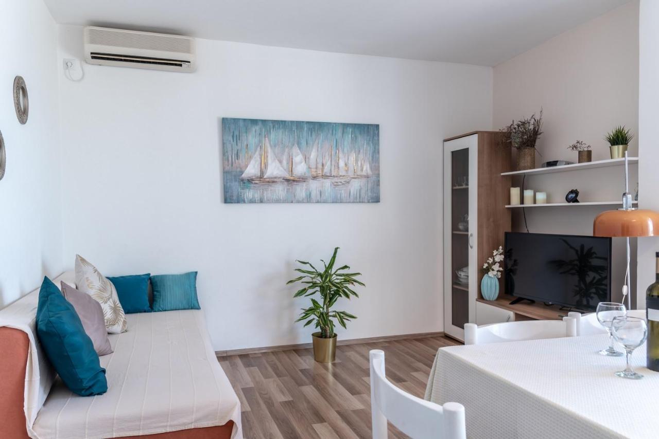 Apartment Bor - On The Beach Malinska Buitenkant foto